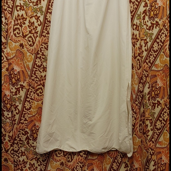 ANOTHER VINTAGE beige half slip with scalloped hem.   Get it outta my li… - Picture 8 of 9